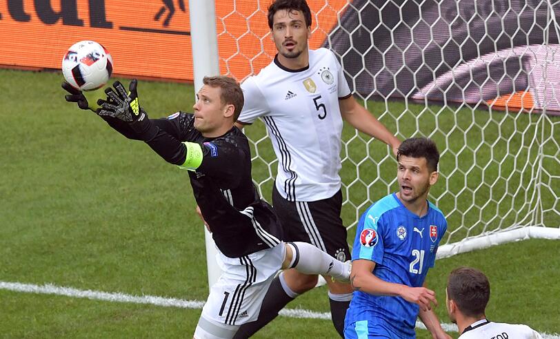 MANUEL NEUER: NOTE 2.
Sensationsparade gegen Kuckas Kopfball, den Neuer aus dem Winkel  
fischte (40.).
Schnell aus dem Tor, als Manu, der Libero. Weiter ohne Gegentor bei  
der EM. Stark!