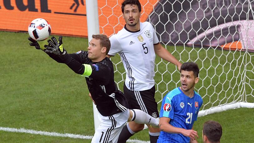 MANUEL NEUER: NOTE 2.
Sensationsparade gegen Kuckas Kopfball, den Neuer aus dem Winkel
fischte (40.).
Schnell aus dem Tor, als Manu, der Libero. Weiter ohne Gegentor bei
der EM. Stark! MANUEL NEUER: NOTE 2.
Sensationsparade gegen Kuckas Kopfball, den Neuer aus dem Winkel
fischte (40.).
Schnell aus dem Tor, als Manu, der Libero. Weiter ohne Gegentor bei
der EM. Stark!