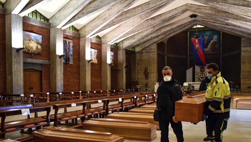 In der Kirche San Giuseppe in Seriate, einem der am schlimmsten vom Coronavirus betroffenen Gebiete in Italien, steht ein Sarg neben dem anderen. In der Kirche San Giuseppe in Seriate, einem der am schlimmsten vom Coronavirus betroffenen Gebiete in Italien, steht ein Sarg neben dem anderen.
