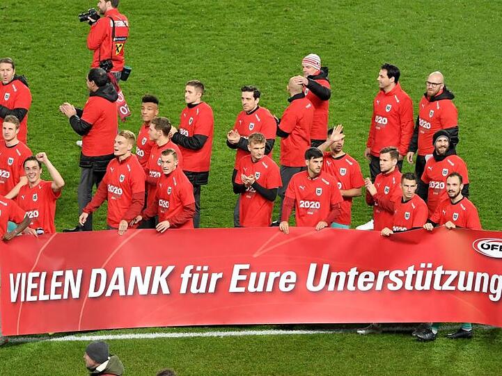Die Österreicher feiern die EM-Qualifikation nach Ende des Spieles und bedanken sich bei den Fans.
