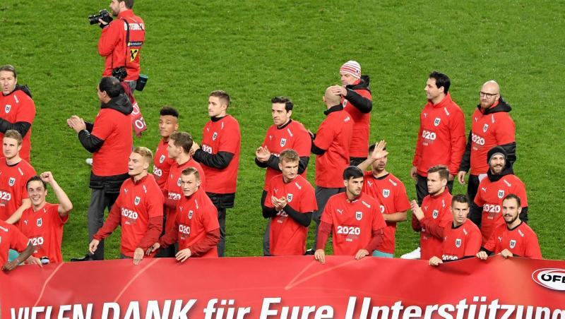 Die Österreicher feiern die EM-Qualifikation nach Ende des Spieles und bedanken sich bei den Fans. Die Österreicher feiern die EM-Qualifikation nach Ende des Spieles und bedanken sich bei den Fans.