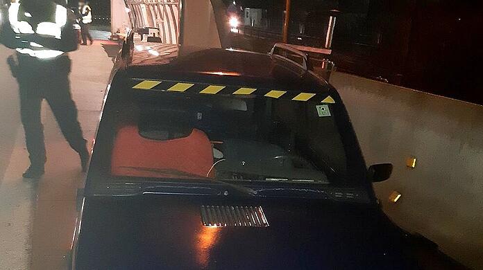 Völlig überladen und in desolatem Zustand: In diesem Kleinwagen wollte ein Rumäne  fünf irakische Staatsangehörige nach Deutschland schleusen.