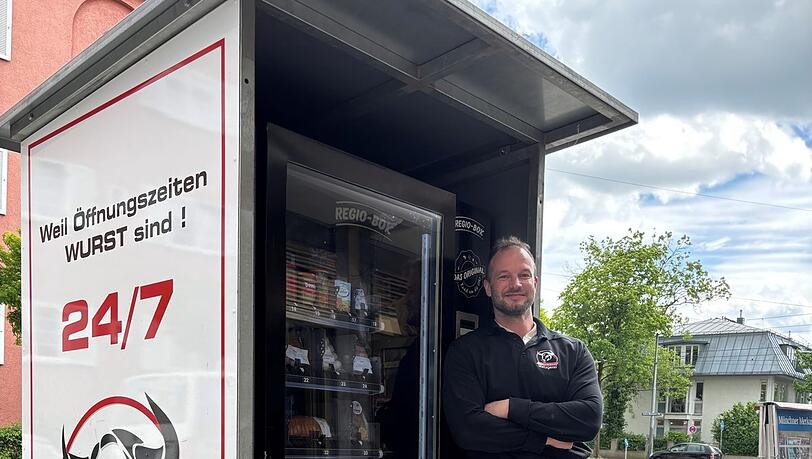 Metzgermeister Markus Fischer vor seiner „Stahl-Uschi“, in der man rund um die Uhr Grillfleisch kaufen kann.