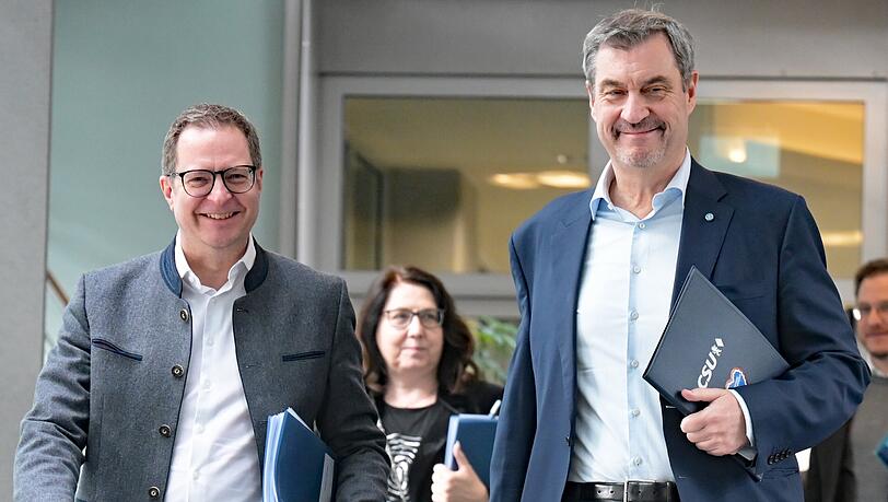 Bester Laune am Tag nach der Bayern-Wahl: Martin Huber (v.l.) CSU Generalsekret&auml;r, Tanja Schorer-Dremel, stellvertretende CSU-Generalsekret&auml;rin und CSU-Chef Markus S&ouml;der.