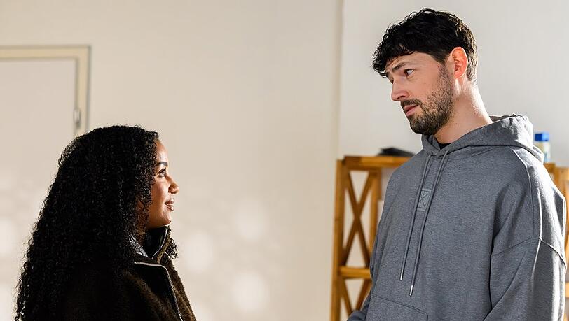 "Alles was zählt": Mika (r.) gibt Imani (l.) das Gefühl, dass er mit der Situation cool ist. "Alles was zählt": Mika (r.) gibt Imani (l.) das Gefühl, dass er mit der Situation cool ist.