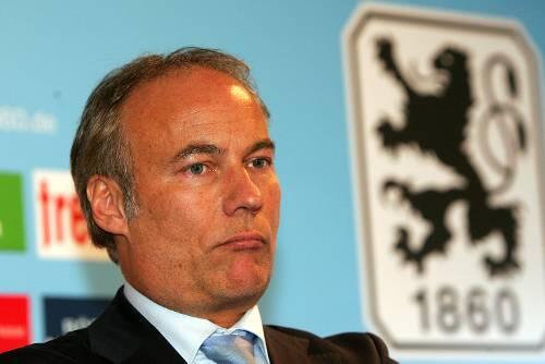 Auch im Februar geht der Monat wieder mit Paukenschlag los: Präsident Rainer Beeck erklärt, dass er sein Amt als 1860-Präsident aus beruflichen und privaten Gründen zur Verfügung stellt.