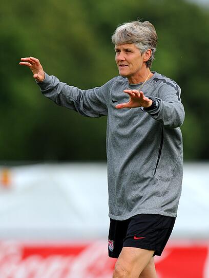 Pia Sundhage wurde schon vergangenes Jahr von der Fifa zur Frauen-Trainerin des Jahres gewählt. Wie sieht's mit 2013 aus? Seit 2012 trainiert sie erfolgreich die Schwedischen Fußballfrauen. Nur zum Titel hat es nicht gereicht. Den gewannen die Deutschen.