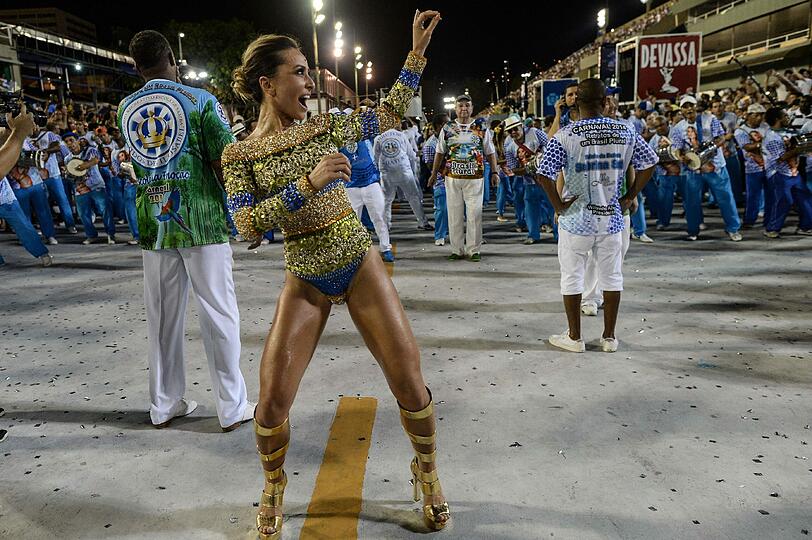 In Rio de Janeiro, der Karneval-Stadt schlechthin, sind die Leute aus dem Häuschen. Kaum zu glauben dass diese Bilder von einer Probe stammen.