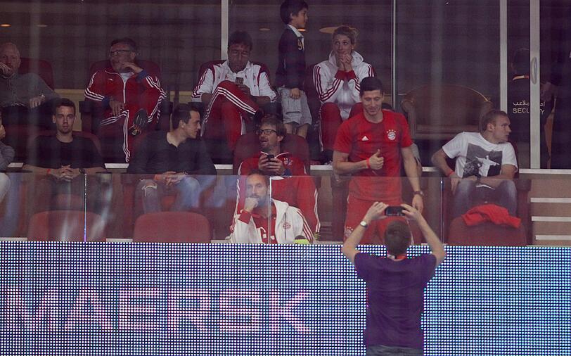 Die FCB-Spieler verfolgten den Auftaktsieg der Handballer live.