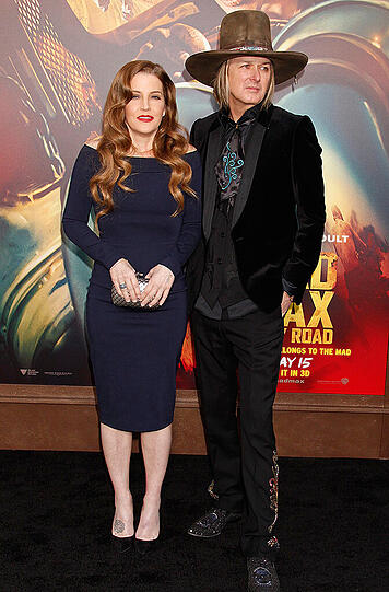 Lisa Maria Presley lies es sich nicht nehmen, bei der Filmpremiere ihrer Tochter dabei zu sein. Zusammen mit ihrem vierten Ehemann, Musiker Michael Lookwood, reiste die Sängerin nach Hollywood. Ein weitere Musiker-Tochter...