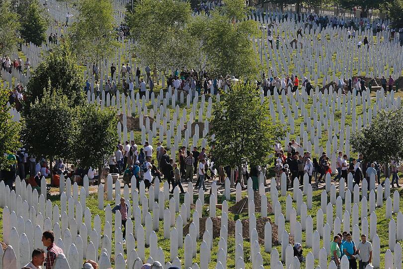 Menschen betrauern die Opfer des Massakers von Srebrenica