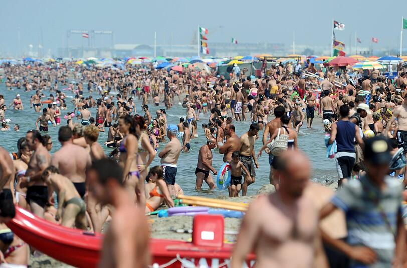 Wer an Italiens Stränden früh am Morgen das Handtuch auswirft um Platz zu reservieren, wird nun mit der Küstenwache konfrontiert: erwischte Strandreservierer zahlen 200€ Strafe.