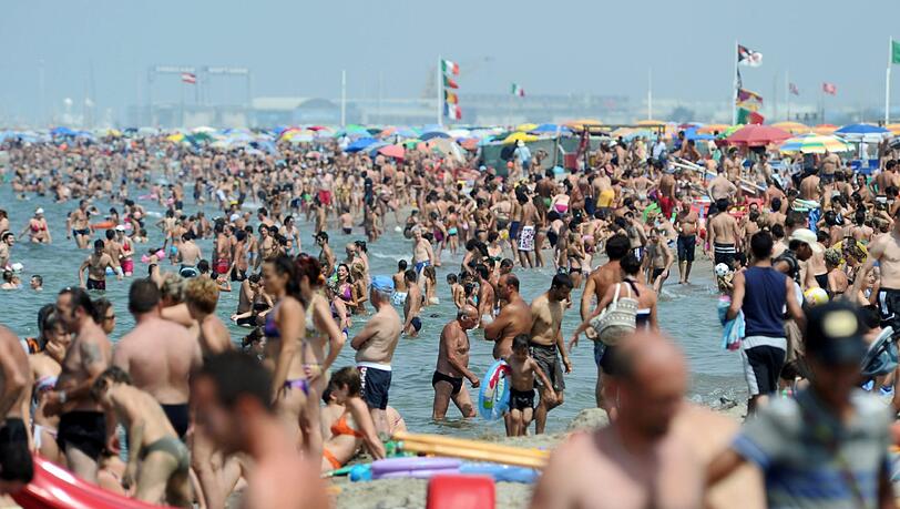 Wer an Italiens Stränden früh am Morgen das Handtuch auswirft um Platz zu reservieren, wird nun mit der Küstenwache konfrontiert: erwischte Strandreservierer zahlen 200€ Strafe. Wer an Italiens Stränden früh am Morgen das Handtuch auswirft um Platz zu reservieren, wird nun mit der Küstenwache konfrontiert: erwischte Strandreservierer zahlen 200€ Strafe.