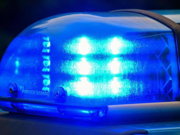 Blaulicht auf dem Dach eines Einsatzwagens der Polizei. Foto: Patrick Pleul/Archiv