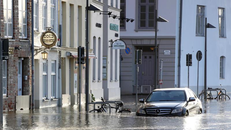 Hochwasser in Lübeck: Ein Fahrzeug steht bei einer Sturmflut im Wasser der Trave. Hochwasser in Lübeck: Ein Fahrzeug steht bei einer Sturmflut im Wasser der Trave.