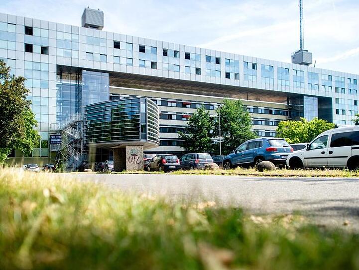 Das niedersächsische Landeskriminalamt in Hannover: Bei einem Einbruch in das Auto eines LKA-Beamten wurden Akten mit Daten von V-Leuten gestohlen.