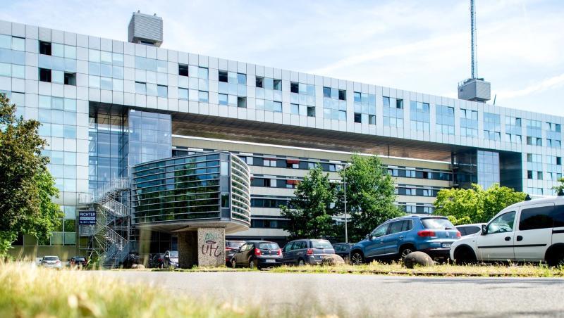 Das niedersächsische Landeskriminalamt in Hannover: Bei einem Einbruch in das Auto eines LKA-Beamten wurden Akten mit Daten von V-Leuten gestohlen. Das niedersächsische Landeskriminalamt in Hannover: Bei einem Einbruch in das Auto eines LKA-Beamten wurden Akten mit Daten von V-Leuten gestohlen.