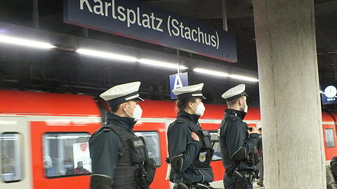 Der Münchner hatte am Bahnhof Polizisten beleidigt und einen Sanitäter verletzt. (Symbolbild)