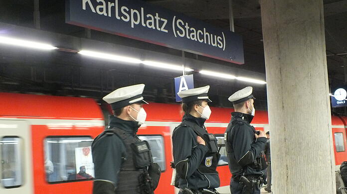 Bundespolizisten an der S-Bahnhaltestelle am Stachus. (Symbolbild)