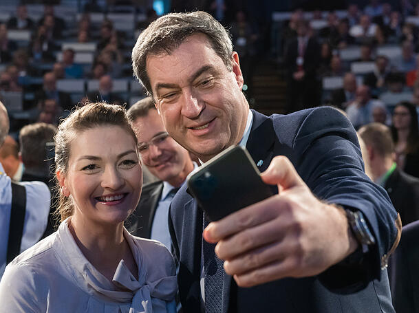 Judith Gerlach (CSU), bayerische Staatsministerin für Digitales, und Bayerns Ministerpräsident Markus Söder (CSU) machen ein Selfie. (Archivbild)