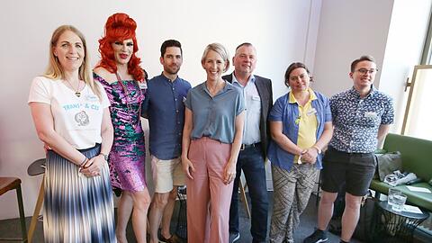 So bunt wie das Organisations-Team werden auch die zwei Pride Weeks (v.l.): Patricia Schüttler (Trans-Ident), Drag Queen Sabine Maultäschle, Sub-Geschäftsführer Kai Kundrath, Zweite Bürgermeisterin Katrin Habenschaden, Thomas Niederbühl (Rosa Liste), Stephanie Hügler (Munich Kyic Queer) und Julia Bomsdorf (LesCommunity).