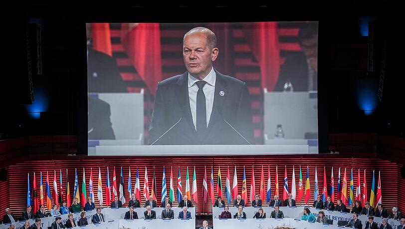 Bundeskanzler Olaf Scholz (SPD, M) spricht beim Gipfel des Europarates in Islands Hauptstadt Reykjavik.