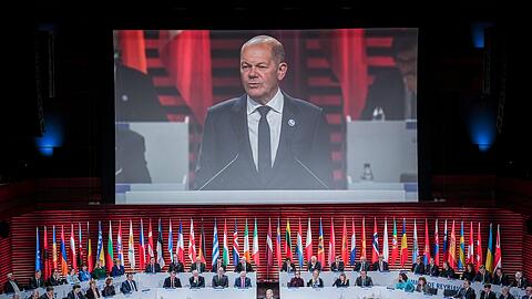 Bundeskanzler Olaf Scholz (SPD, M) spricht beim Gipfel des Europarates in Islands Hauptstadt Reykjavik.