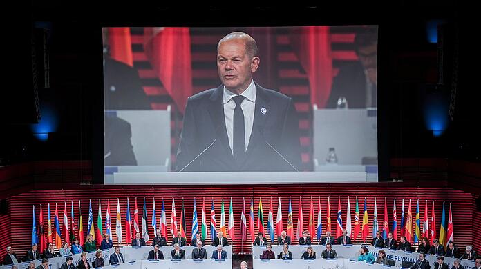 Bundeskanzler Olaf Scholz (SPD, M) spricht beim Gipfel des Europarates in Islands Hauptstadt Reykjavik.