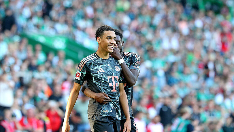 Nicht nur Kumpel Alphonso Davies (r.) hat Jamal Musiala lieb. Auch Herbert Hainer will den 21-Jährigen langfristig an den FC Bayern binden.