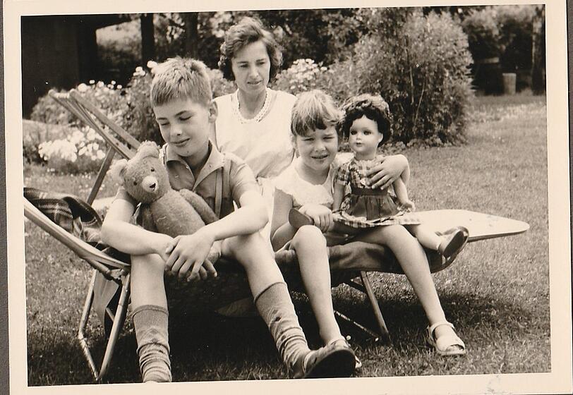 Garten-Idylle: Maria Endres 1964 mit ihren Kindern Walter und Angelika.