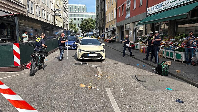Ein Taxifahrer ist mit einem Fahrradkurier in einen Disput geraten und hat ihn daraufhin wohl absichtlich angefahren.