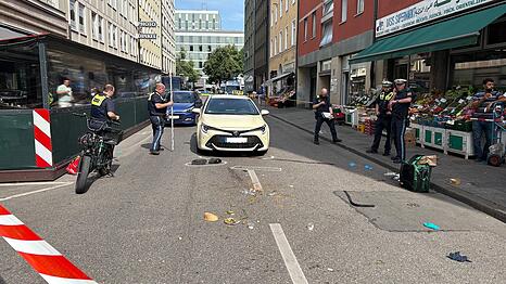Ein Taxifahrer ist mit einem Fahrradkurier in einen Disput geraten und hat ihn daraufhin wohl absichtlich angefahren.