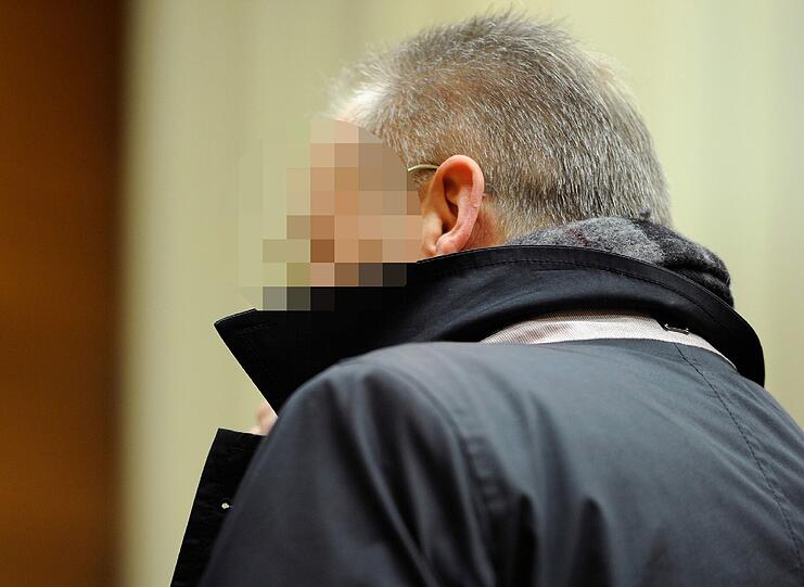 Der ehemalige Polizeichef von Rosenheim, Rudolf M. (r), vor Gericht