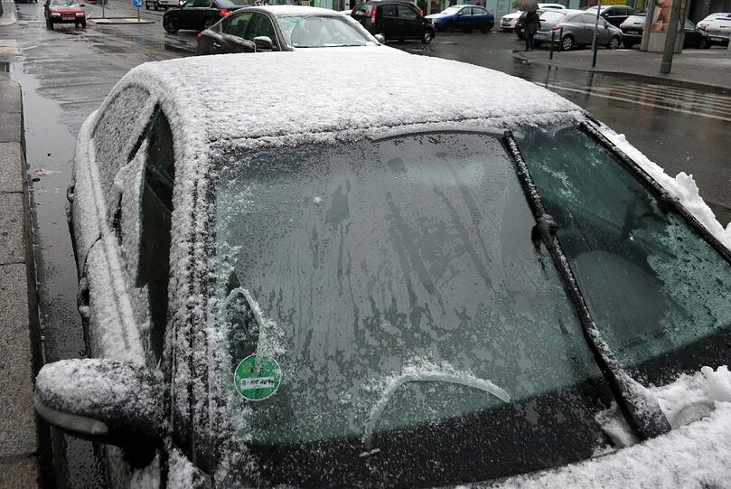 Mit Schnee bedeckt sind Autos am Morgen des 31.03.2015 im Berliner Stadtteil Mitte. Sturmtief «Niklas» hat am Dienstagmorgen Deutschland erreicht und soll im Laufe des Tages über das ganze Land fegen.