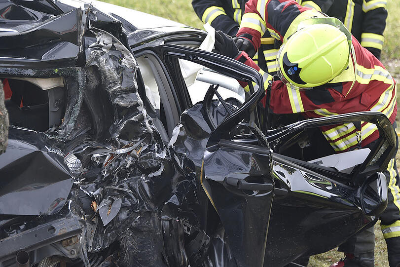 Schwerer Unfall auf der A8. Ein Toyota prallte gegen einen Baum.