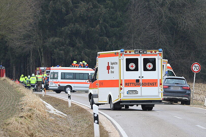 Sieben Feuerwehren, fünf Rettungswagen, vier Notärzte und ein Hubschrauber rückten zur Unfallstelle an.