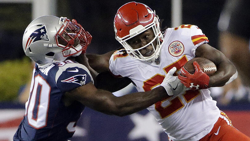 Kareem Hunt von den Kansas City Chiefs (rechts) im Duell mit Duron Harmon von den New England Patriots.