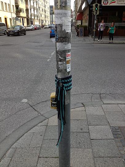 Niedrige Temperaturen sind für diese Ampel kein Problem mehr: Sie hat einen Schal!