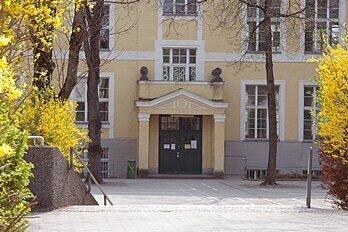 Der Altbau-Eingang der Grundschule Berg am Laim.