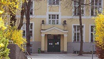Der Altbau-Eingang der Grundschule Berg am Laim. Der Altbau-Eingang der Grundschule Berg am Laim.