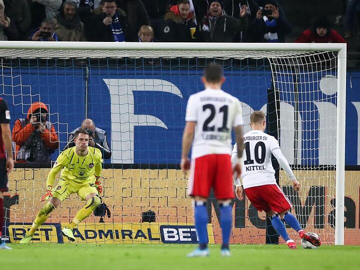 Hamburgs Sonny Kittel (r) trifft per Elfmeter zum 3:1 im Volksparkstadion. Foto: Christian Charisius/dpa