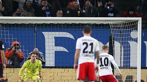 Hamburgs Sonny Kittel (r) trifft per Elfmeter zum 3:1 im Volksparkstadion. Foto: Christian Charisius/dpa