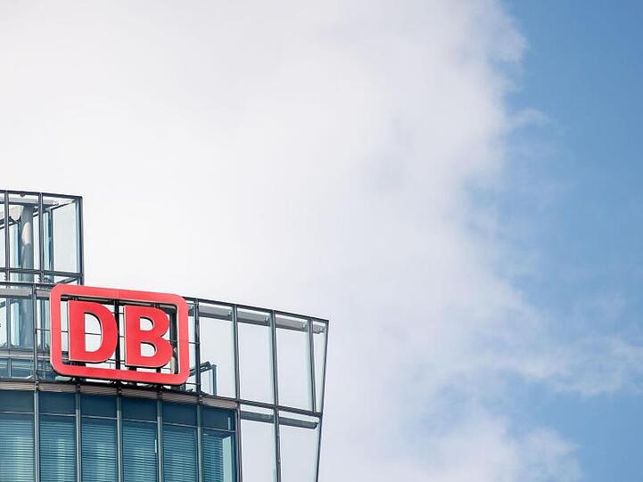 Das Logo der Deutschen Bahn an der Fassade der Zentrale der Deutschen Bahn am Potsdamer Platz. Foto: Lisa Ducret/dpa/Archivbild