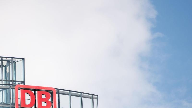 Das Logo der Deutschen Bahn an der Fassade der Zentrale der Deutschen Bahn am Potsdamer Platz. Foto: Lisa Ducret/dpa/Archivbild Das Logo der Deutschen Bahn an der Fassade der Zentrale der Deutschen Bahn am Potsdamer Platz. Foto: Lisa Ducret/dpa/Archivbild
