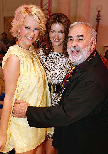 Der Coiffeur umgab sich gern mit Schönheit - hier mit Monica Ivancan (l.) und Miriam Ivancan (r.) bei der Mercedes-Benz Fashion Week in Berlin.