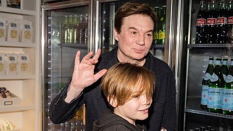 Mike Myers mit seinem Sohn Spike bei der Premiere von "If These Walls Could Sing".