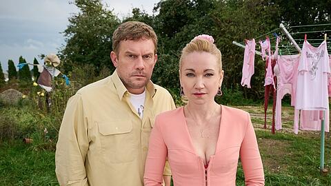 "Rehragout-Rendezvous": Alarmstufe Rosa! Wäsche waschen will auch für Susi (Lisa Maria Potthoff) und Franz (Sebastian Bezzel) gelernt sein.