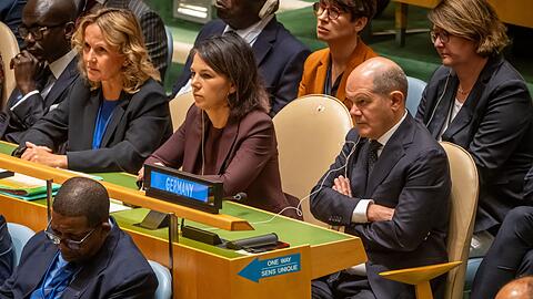 Annalena Baerbock, Olaf Scholz, und Steffi Lemke verfolgen die Rede von US-Präsident Biden bei der Generaldebatte der UN-Vollversammlung.