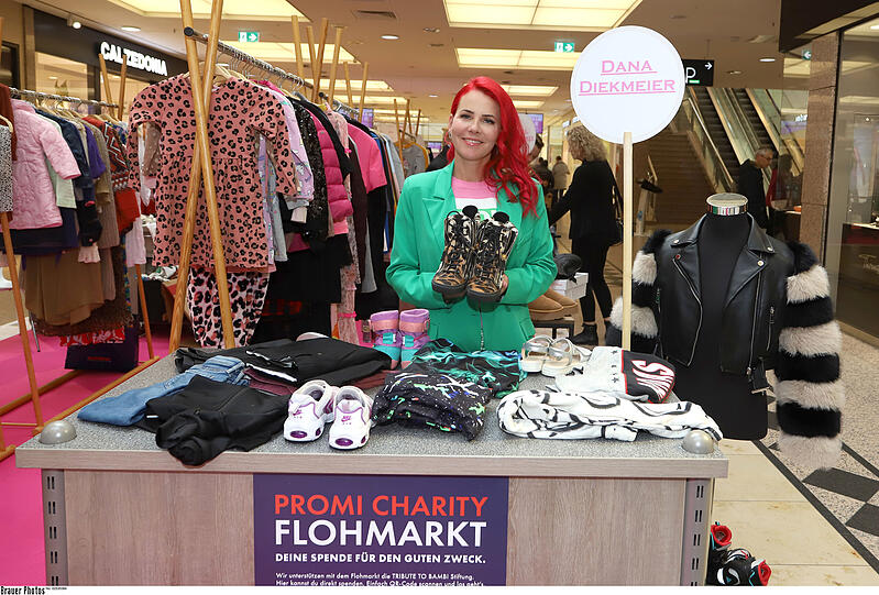 Die Spielerfrau Dana Diekmeier im Rahmen des Promi-Charity-Flohmarkts am 18. April 2024 in Hamburg.