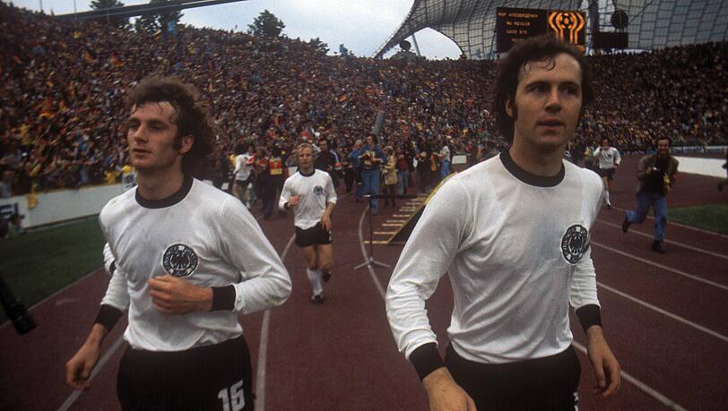 Auf der Ehrenrunde nach dem WM-Sieg 1974: Rainer Bonhof (links) und Kapitän Franz Beckenbauer.